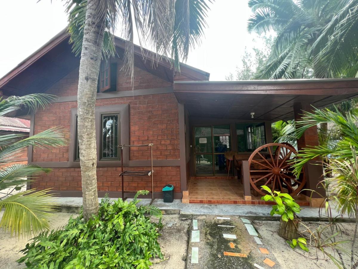Sawai Home Resort Nathon Exteriör bild